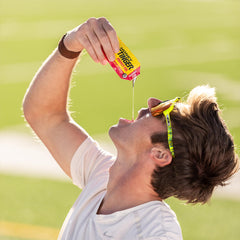 Honey Stinger gel en entorno de entrenamiento destacando rendimiento y conveniencia