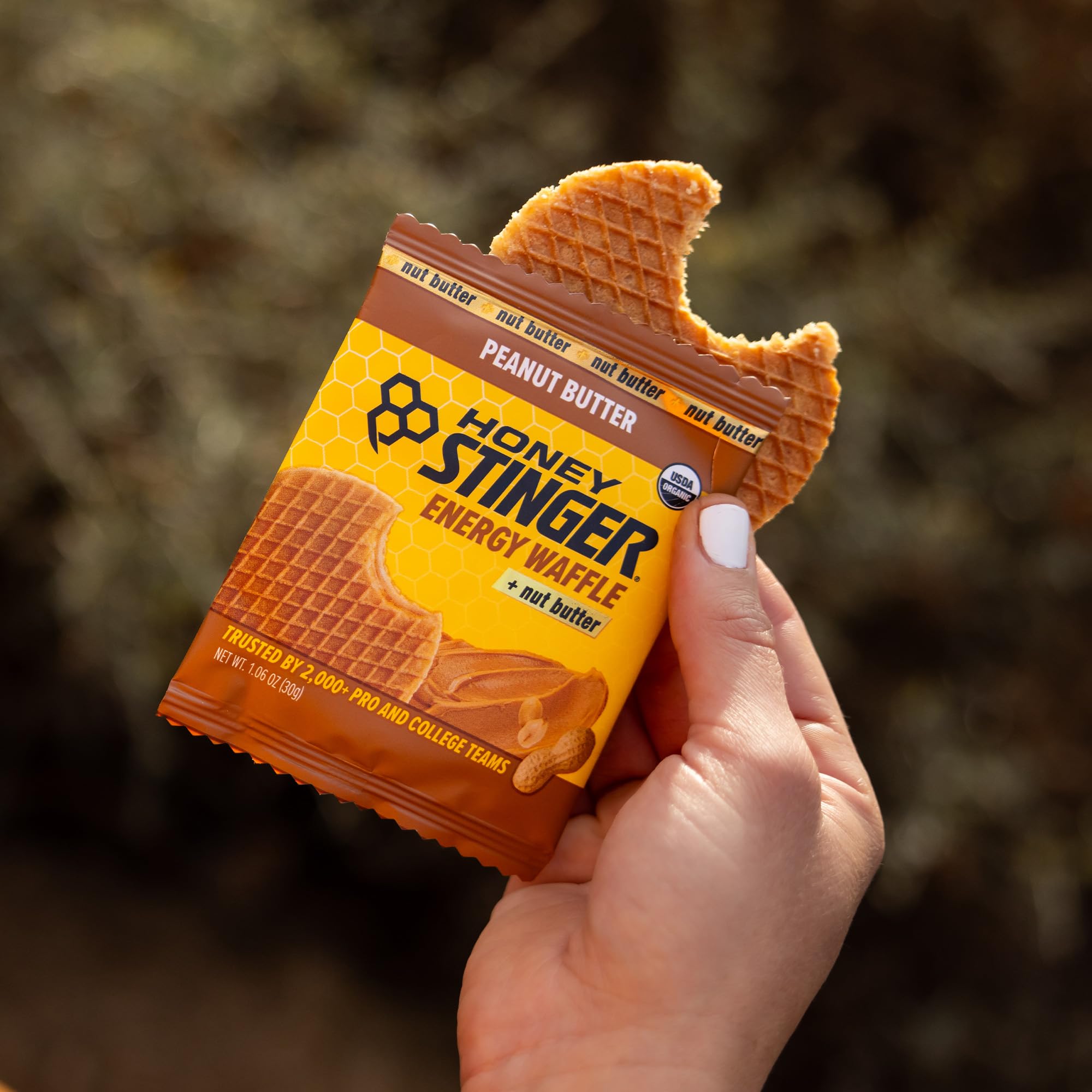 Presentación de varios waffles Honey Stinger sobre mesa para snack rápido