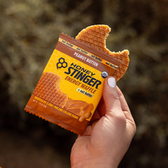 Presentación de varios waffles Honey Stinger sobre mesa para snack rápido