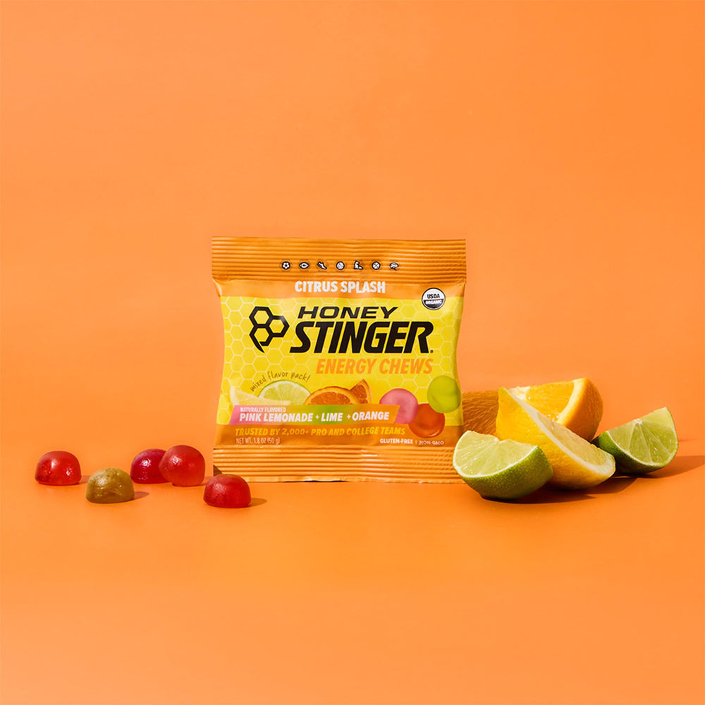 Honey Stinger atleta tomando chew en carrera y beneficio de energía inmediata