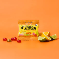 Honey Stinger atleta tomando chew en carrera y beneficio de energía inmediata