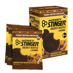 Honey Stinger waffle en mano para ver escala y facilidad de transporte