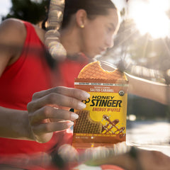 Honey Stinger waffle en escena deportiva para recargar durante ejercicio