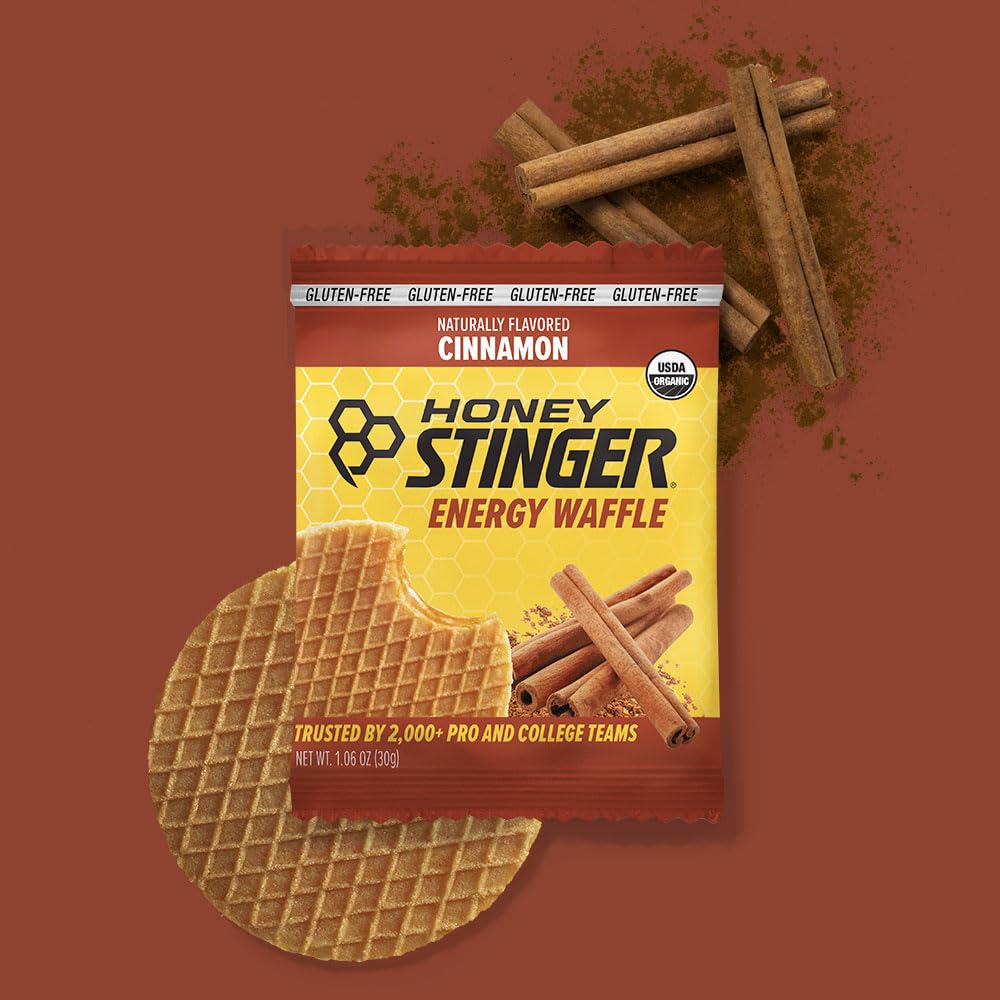 Honey Stinger waffle en mano durante ciclismo, práctico y portátil