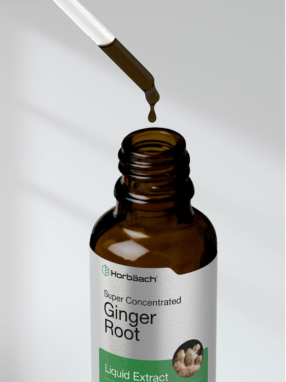 Horbäach raíz de jengibre fresca junto al producto para mostrar origen natural