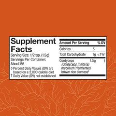 Host Defense detalle de la textura del polvo de cordyceps, ideal para mezclar fácilmente en bebidas