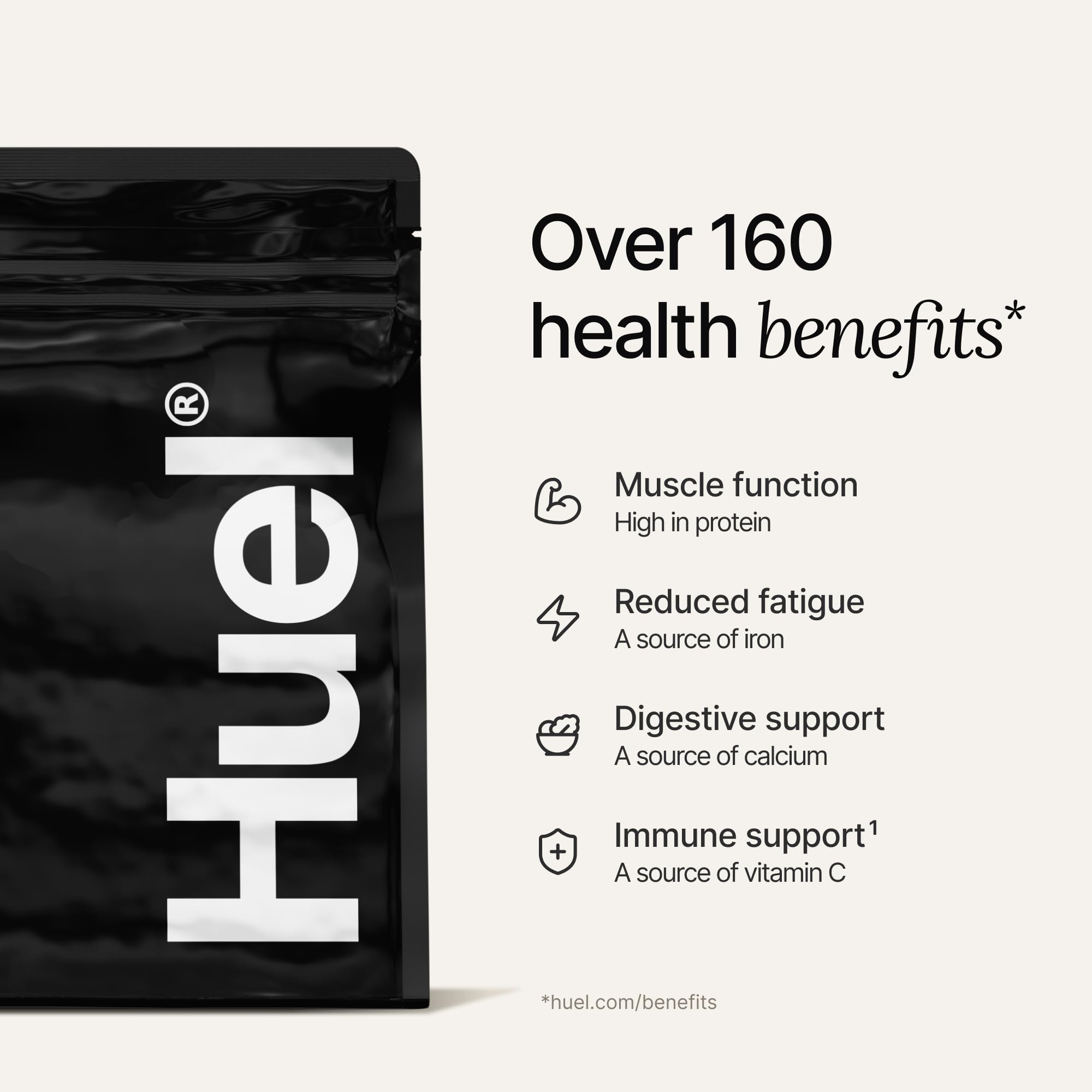 Batidora mezclando Huel Black Edition con frutas, ideal para smoothies energéticos