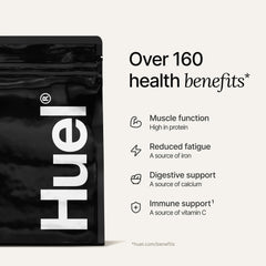 Batidora mezclando Huel Black Edition con frutas, ideal para smoothies energéticos
