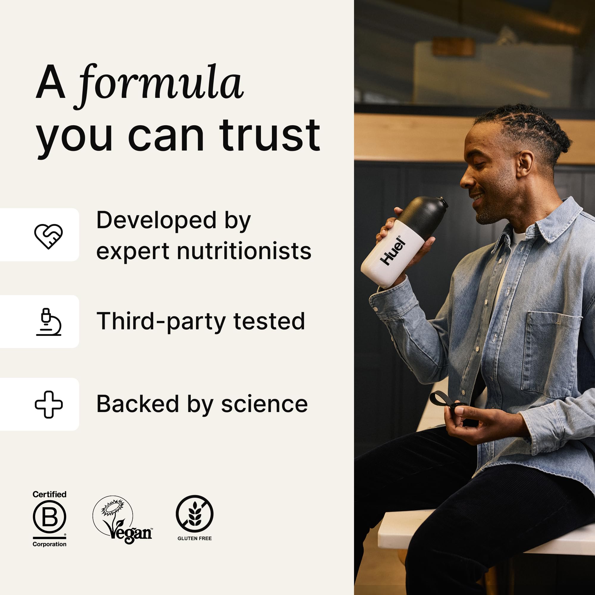 Huel Black Edition persona activa sosteniendo batido, energía y recuperación práctica