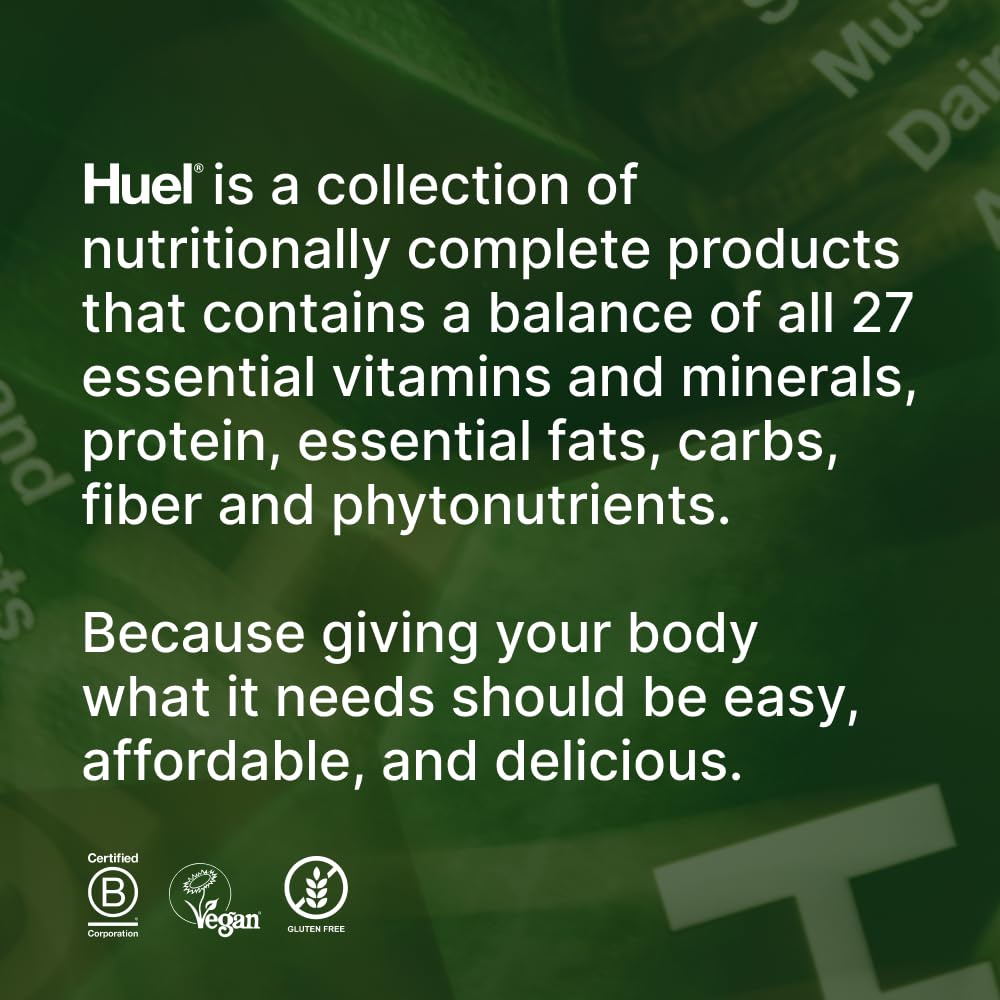 Huel Daily Greens en mesa de desayuno junto a fruta y yogur, aspecto apetecible