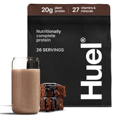 Huel frente del envase mostrando diseño y sabor Chocolate Fudge Brownie, práctico