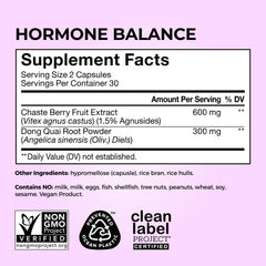 HUM Hormone Balance cápsulas en mano mostrando tamaño y facilidad