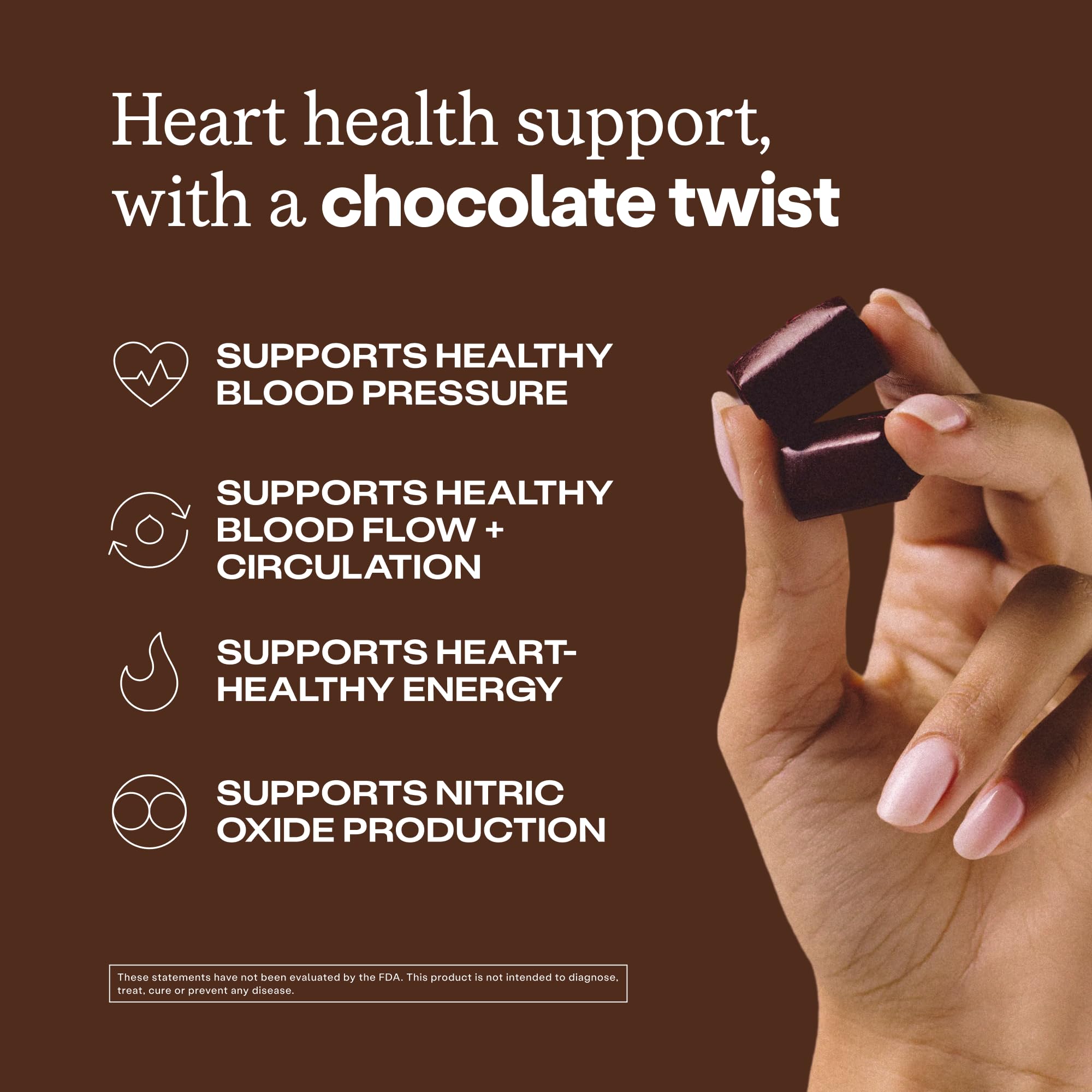 HumanN SuperBeets gomita en mano lista para consumir con sabor chocolate