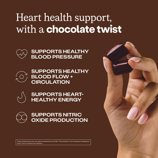 HumanN SuperBeets gomita en mano lista para consumir con sabor chocolate