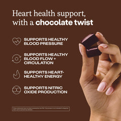 HumanN SuperBeets gomita en mano lista para consumir con sabor chocolate