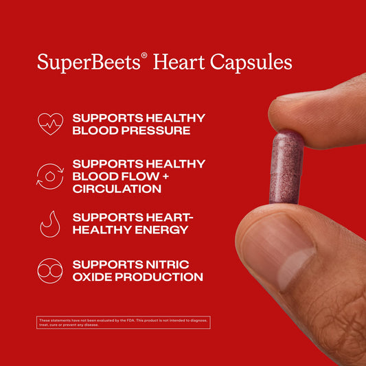 HumanN cápsula SuperBeets en mano lista para tomar, facilita la ingestión diaria