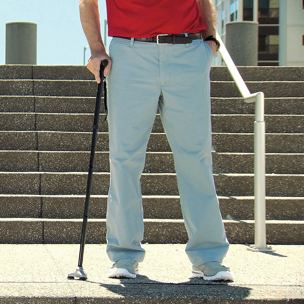 HurryCane en uso por persona caminando, mayor confianza al movilizarse