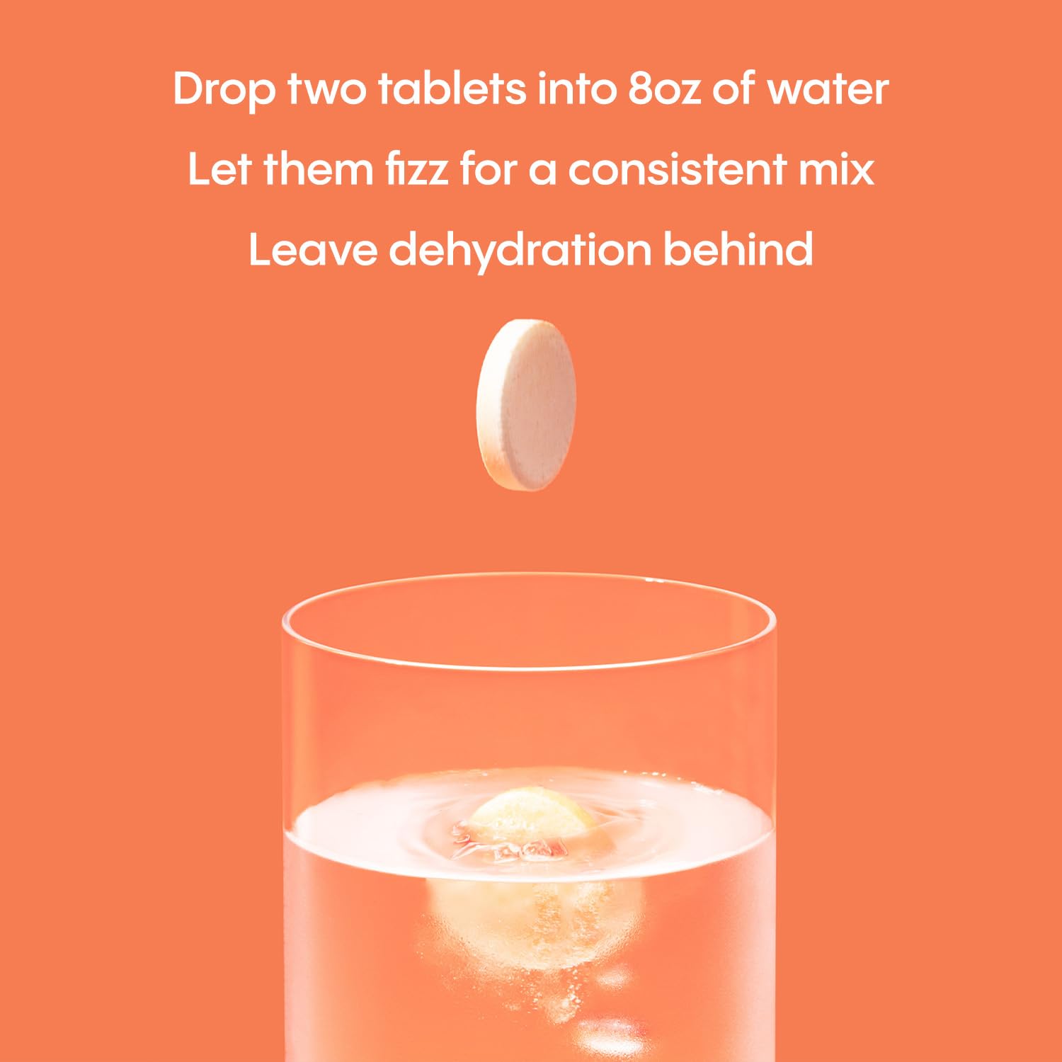 Vaso con agua y tabletas Hydralyte disueltas listo para beber para reponer electrolitos