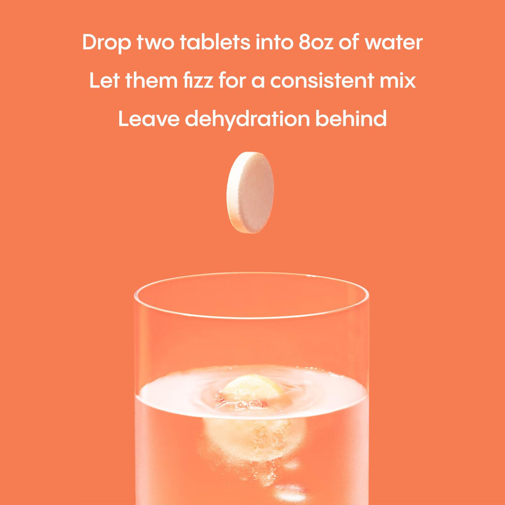 Vaso con agua y tabletas Hydralyte disueltas listo para beber para reponer electrolitos