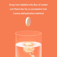 Vaso con agua y tabletas Hydralyte disueltas listo para beber para reponer electrolitos
