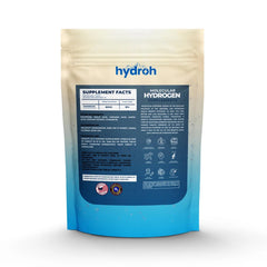 hydroh persona añadiendo tableta al agua en cocina moderna, uso diario
