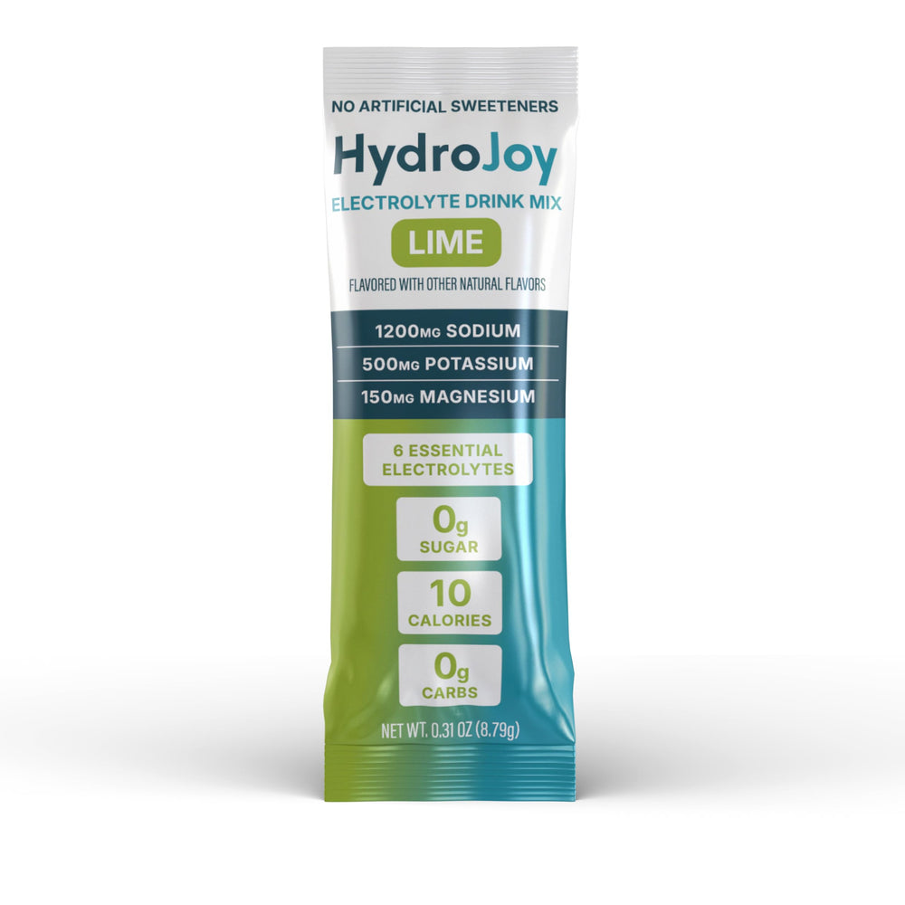 HydroJoy junto a mochila y toalla en gimnasio mostrando uso práctico en entrenamiento