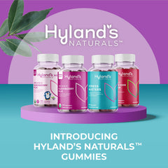 Adulto sosteniendo dos gomitas Hyland's, uso sencillo y dosificación sugerida