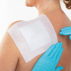 Aplicación de Hypafix en brazo, adaptándose a la articulación sin pliegues