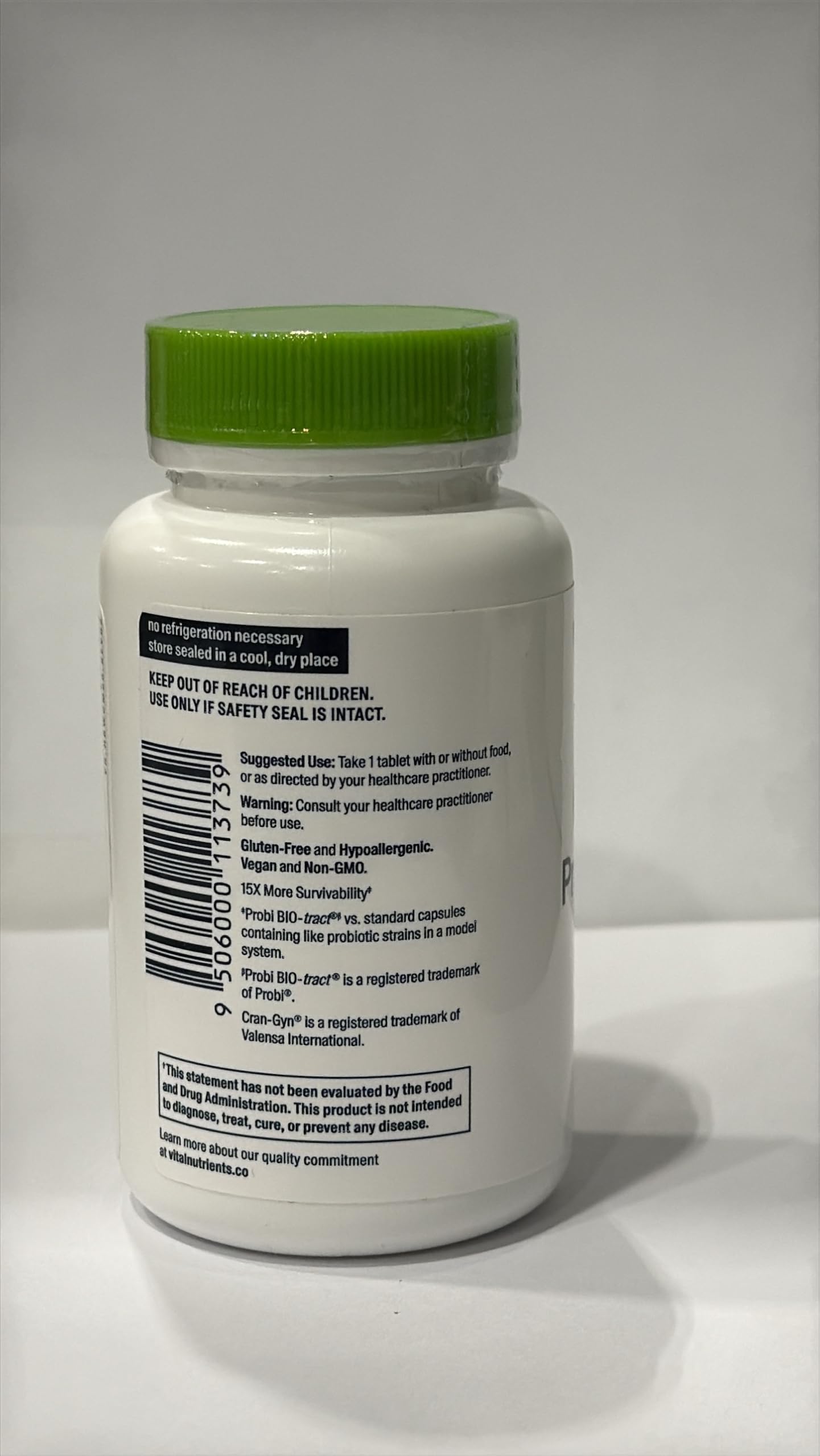 Hyperbiotics envase en repisa de baño reflejando uso cotidiano y orden