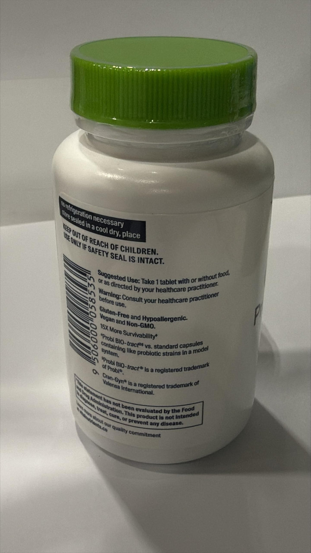 Hyperbiotics ambiente de baño natural que sugiere bienestar femenino
