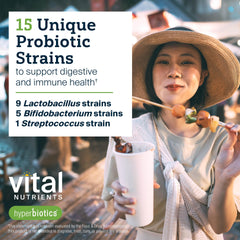Hyperbiotics Pro-15 persona sosteniendo la tableta para toma diaria conveniente