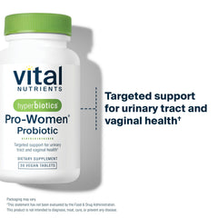Hyperbiotics mujer tomando una tableta para rutina diaria de salud
