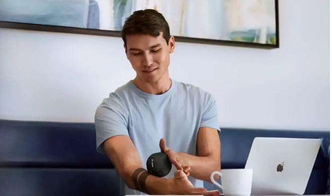 Hyperice Hypersphere Go junto a pesa ilustrando tamaño ligero y transporte fácil