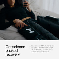 Hyperice Normatec Elite talla estándar junto a una regla, referencia de tamaño