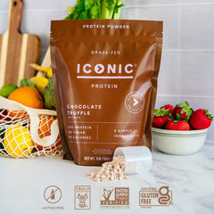 Cacao, monkfruit y leche de pasto junto a la bolsa ICONIC resaltando ingredientes naturales