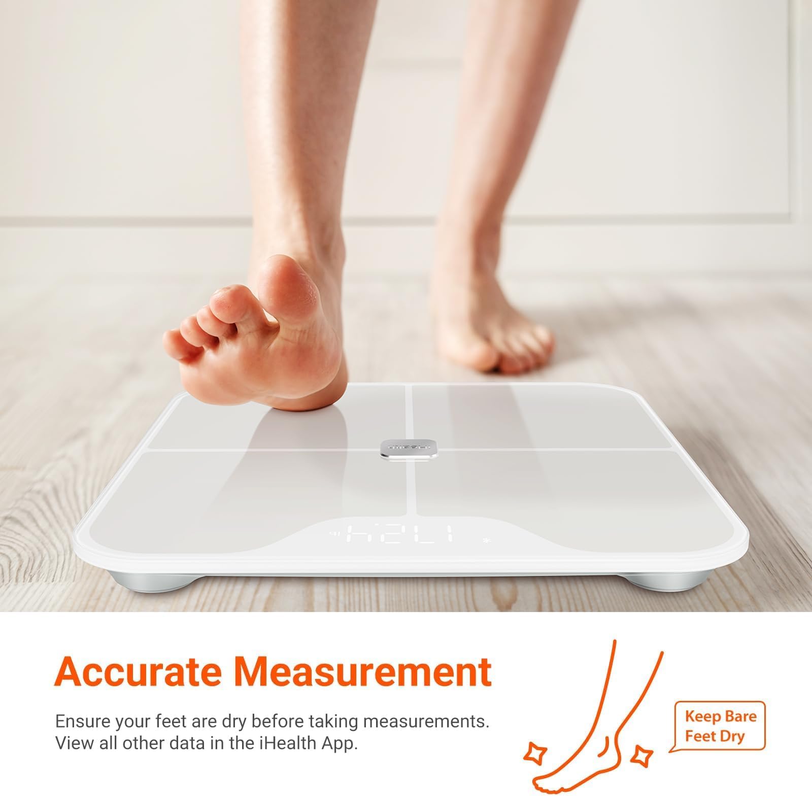 iHealth Nexus persona usándola descalza para mediciones rápidas en casa
