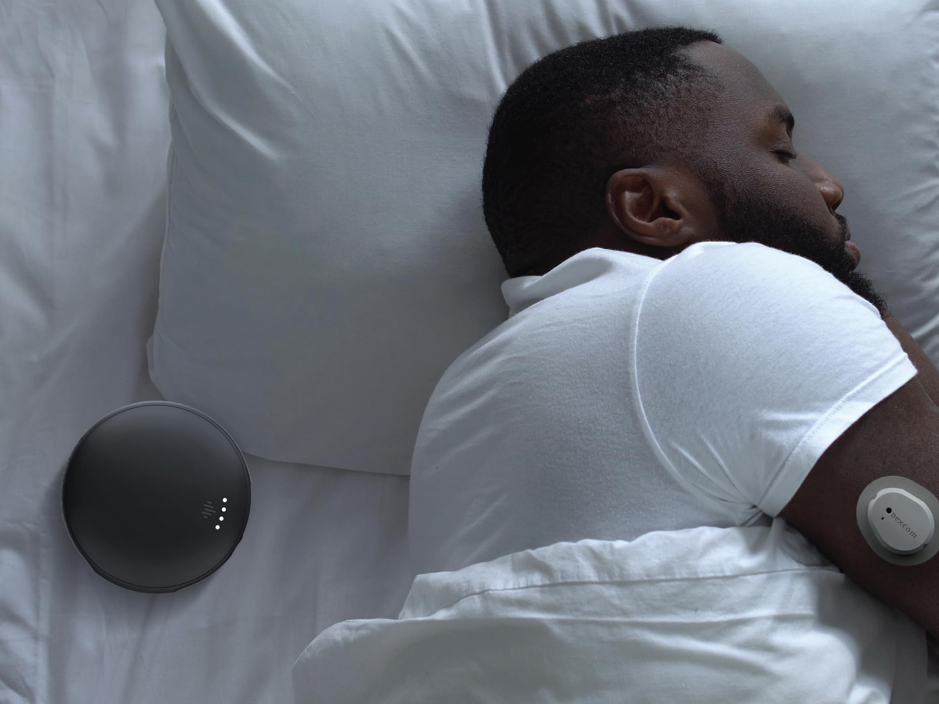 iLuv SmartShaker 3 comparación de tamaño con una mano para escala