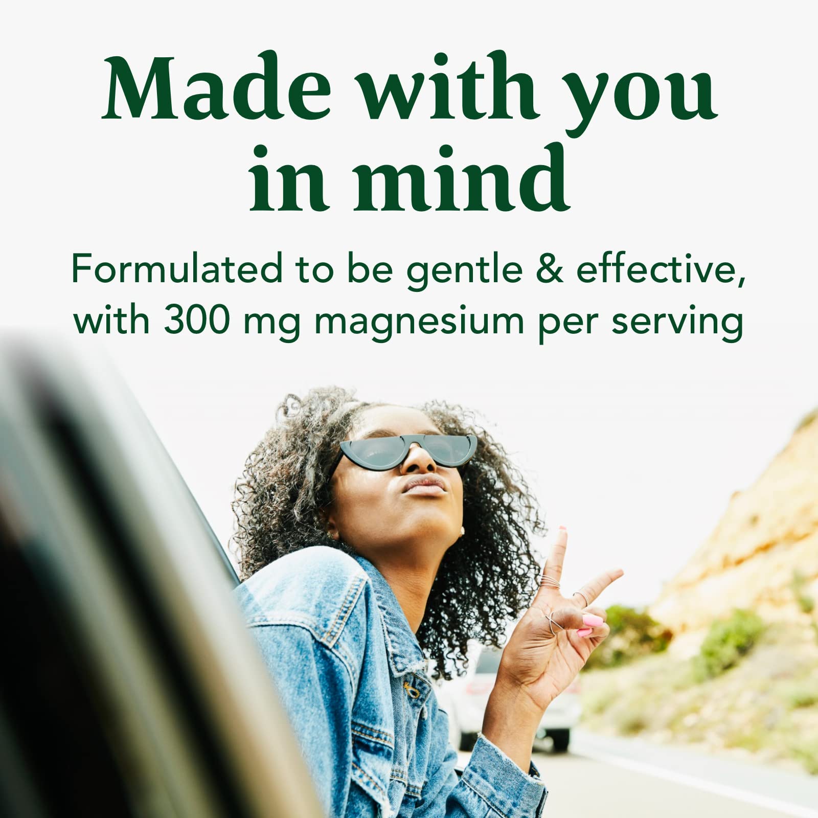 INNATE Response Formulas mano sosteniendo una cápsula destacando facilidad de uso