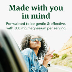 INNATE Response Formulas mano sosteniendo una cápsula destacando facilidad de uso