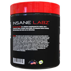 Persona mezclando Insane Labz Creatine Monohydrate en batido, mejora rendimiento