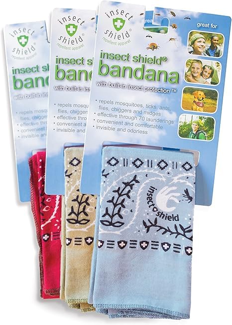 Insect Shield bandana doblada indicando tamaño 22 por 22 pulgadas y versatilidad