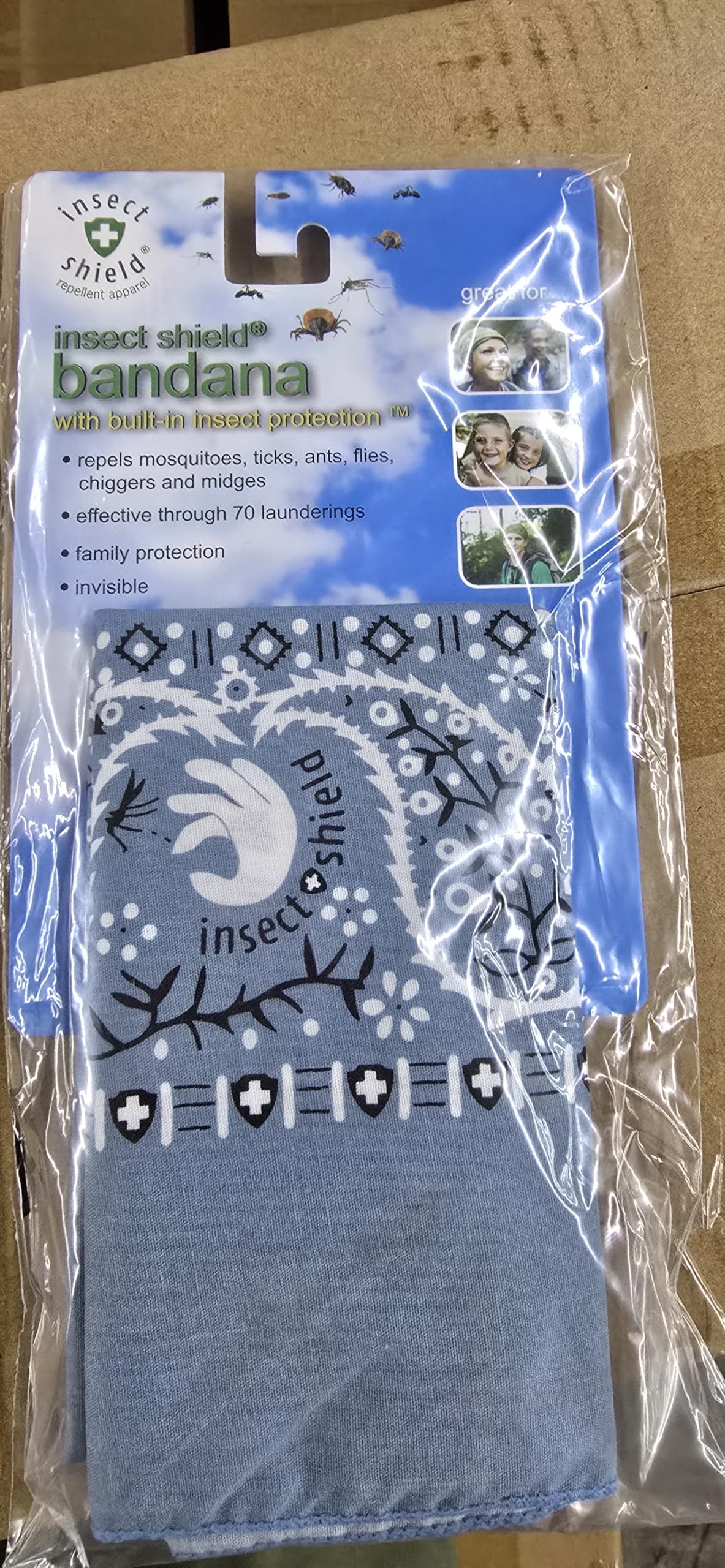 Insect Shield bandana junto a cesta de lavado demostrando resistencia hasta 70 lavados