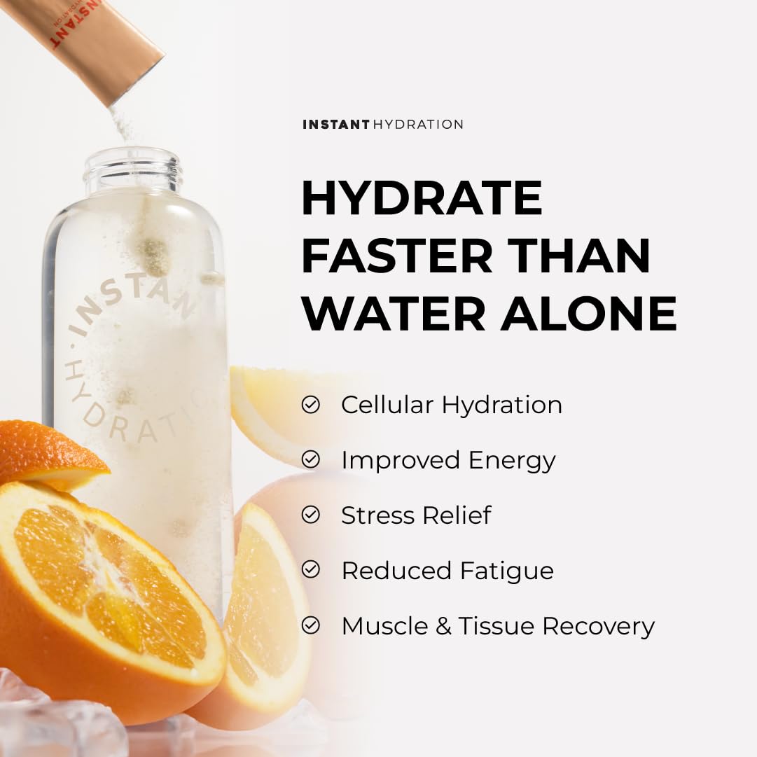 Instant Hydration sobre al lado de una mano para mostrar tamaño portátil