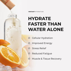 Instant Hydration sobre al lado de una mano para mostrar tamaño portátil