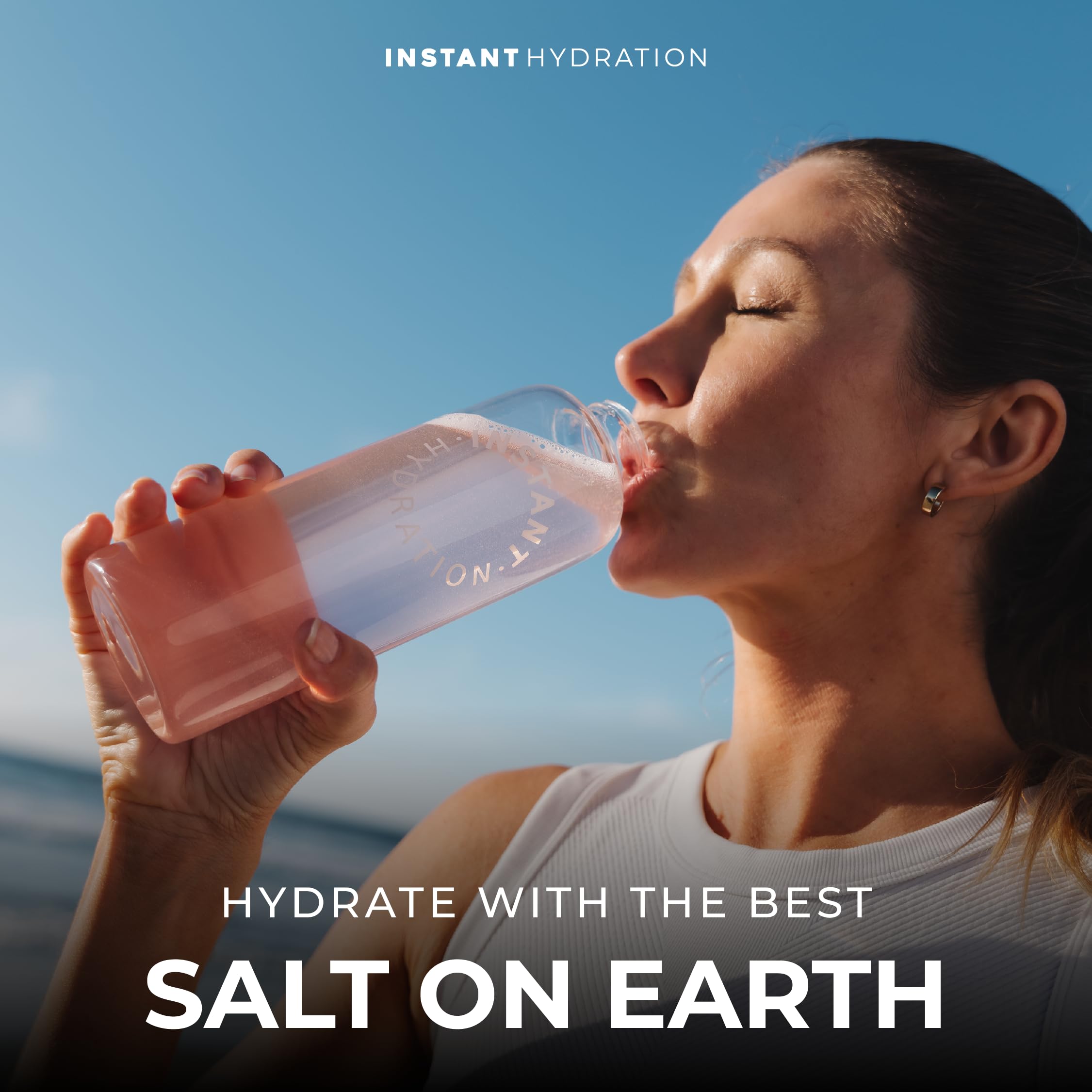 Instant Hydration comparación de tamaño del sobre junto a una botella estándar