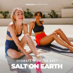 Instant Hydration persona bebiendo al aire libre tras entrenamiento, recuperación práctica
