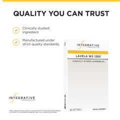 Integrative Therapeutics cápsulas en mesa junto a lámpara nocturna para uso relajante