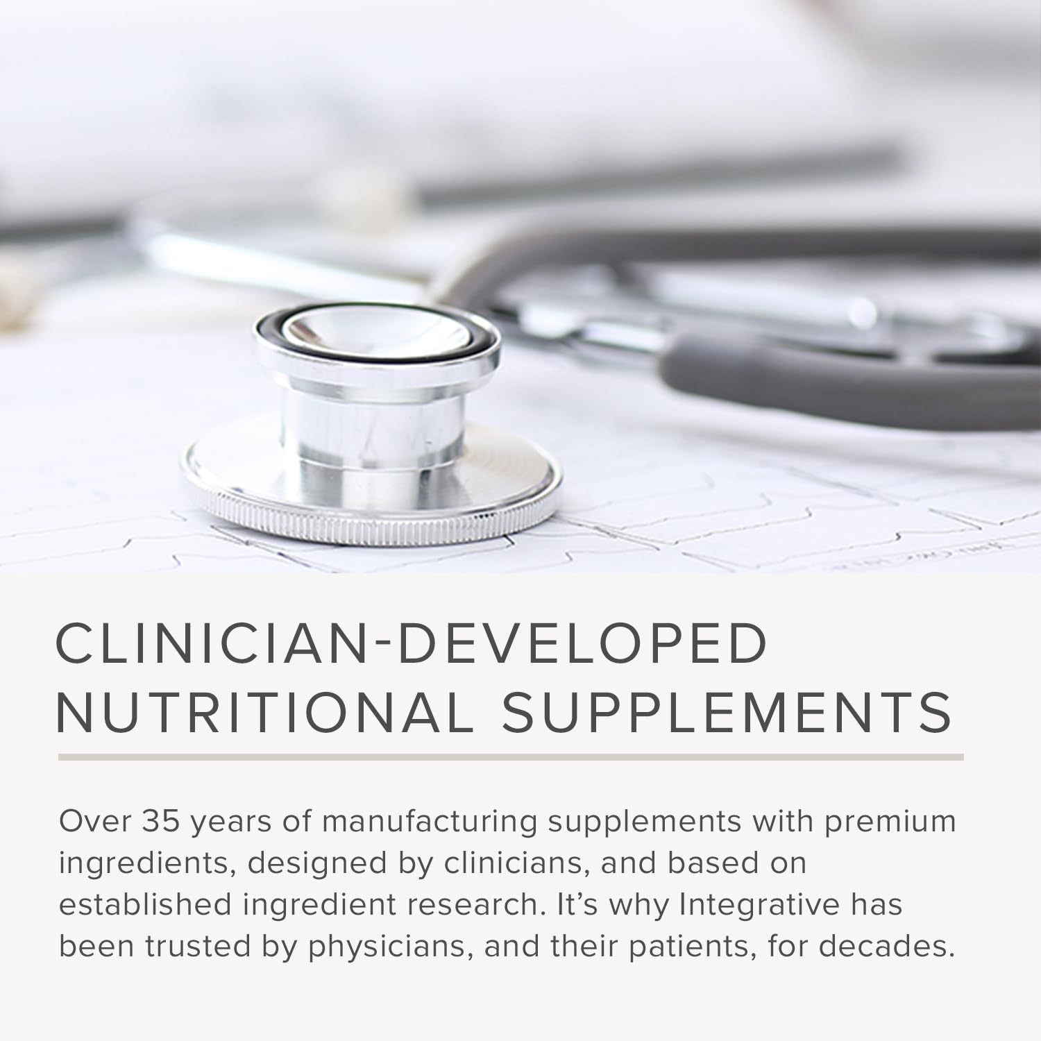 Integrative Therapeutics persona tomando una cápsula en su rutina diaria y comodidad