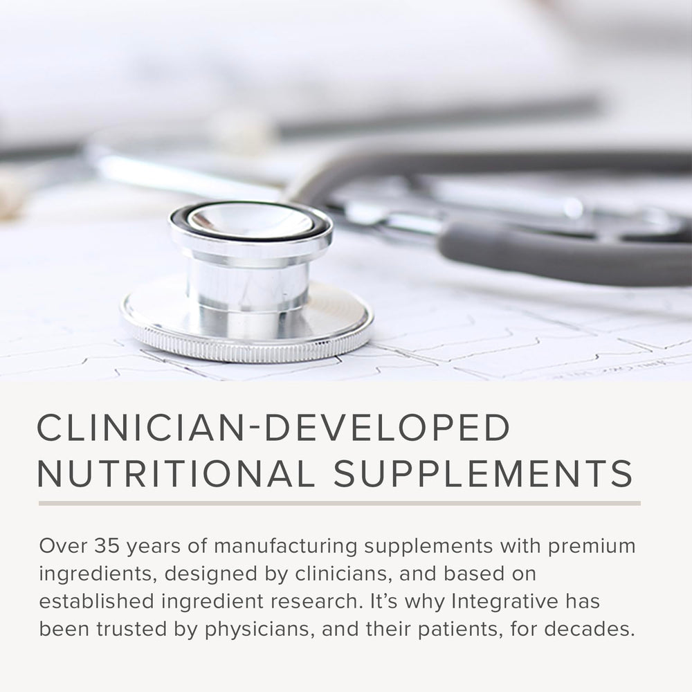 Integrative Therapeutics persona tomando una cápsula en su rutina diaria y comodidad