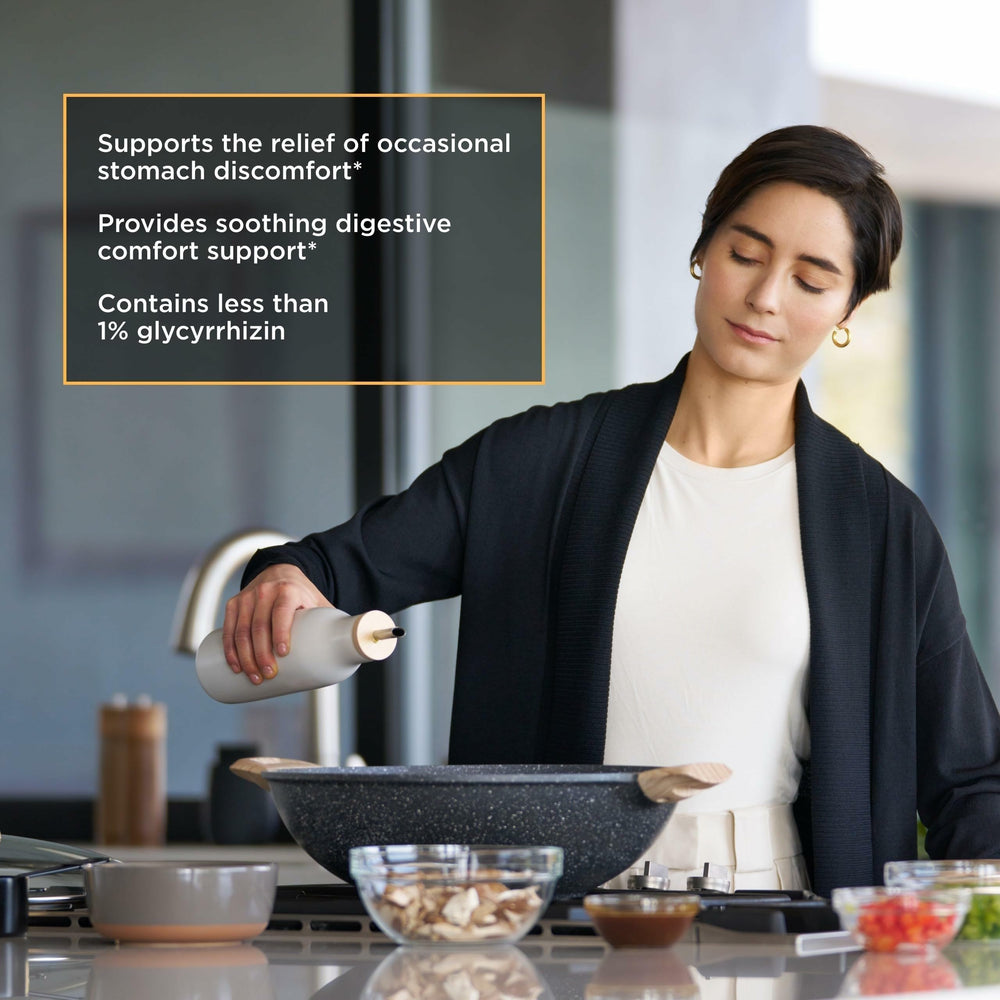Integrative Therapeutics persona tomando tableta tras comer para alivio digestivo